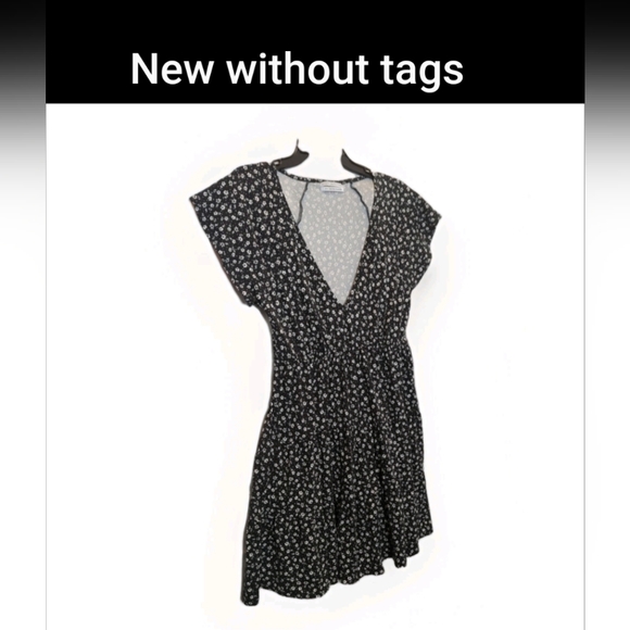 🆕Urban Outfitters Black/White Daisy Floral Tiered Mini Dress w/Flutter Sleeves - Picture 3 of 13